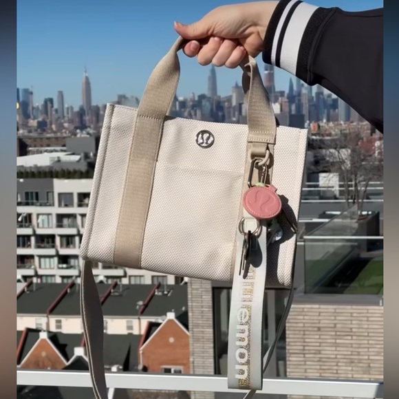 Lululemon Two Tone Canvas Tote Mini Bag 4.5L Mojave Tan/Light Ivory NWT - Picture 8 of 8